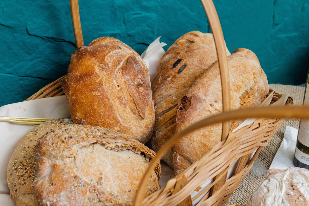Вред дрожжевого хлеба - развенчиваем мифы. Корзинка с хлебом на синем фоне